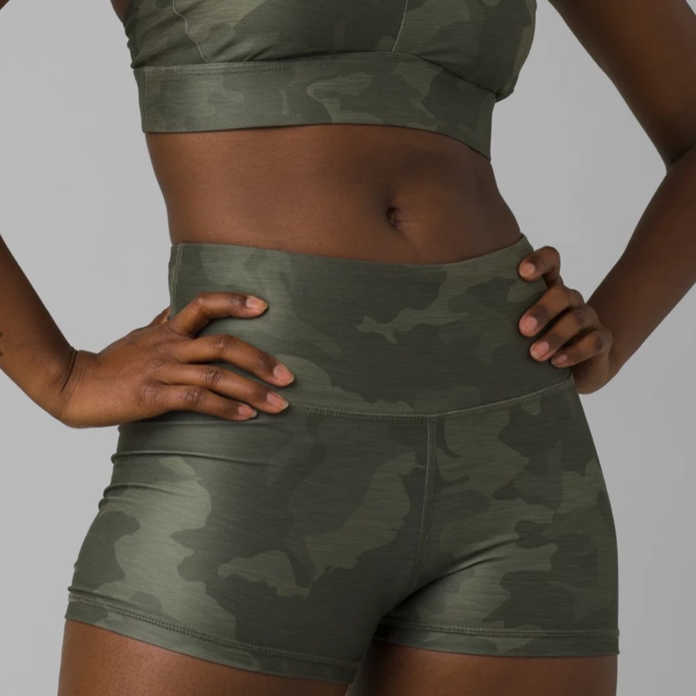 prAna Layna yoga biker workout shorts in sage camo size Medium, New with tags